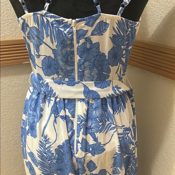 My Michelle Floral Blue and White Criss Cross Strap Wide Leg Jumpsuit Size 5! - Picture 4 of 16